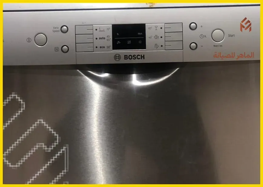 قطاعة معدنية مبشرة في غسالة صحون مكتوب عليها "HAND WASH ONLY". 18 شيئًا يجب ألا تضعها أبدًا في غسالة الأطباق