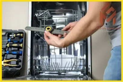 مهندس غسالة المواعين يحمل في ده مروحة الرش
