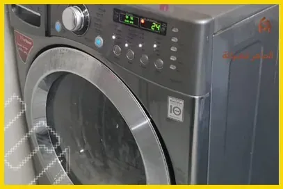 مهندس غسالة المواعين يحمل في ده مروحة الرش