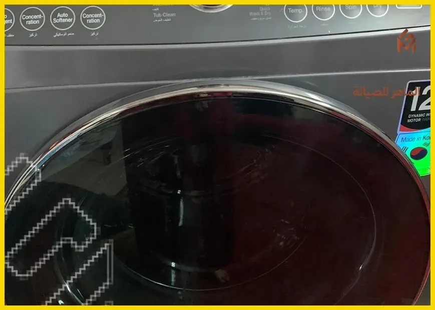 كوب زجاجي متغير اللون مكتوب عليه "HAND WASH ONLY"
