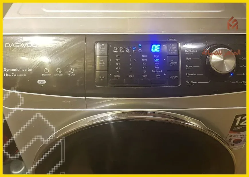 طبق ملون متشقق مكتوب عليه "HAND WASH ONLY" مع شوكة وسكين