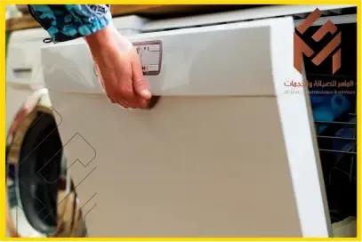 يد تسحب باب غسالات المواعين