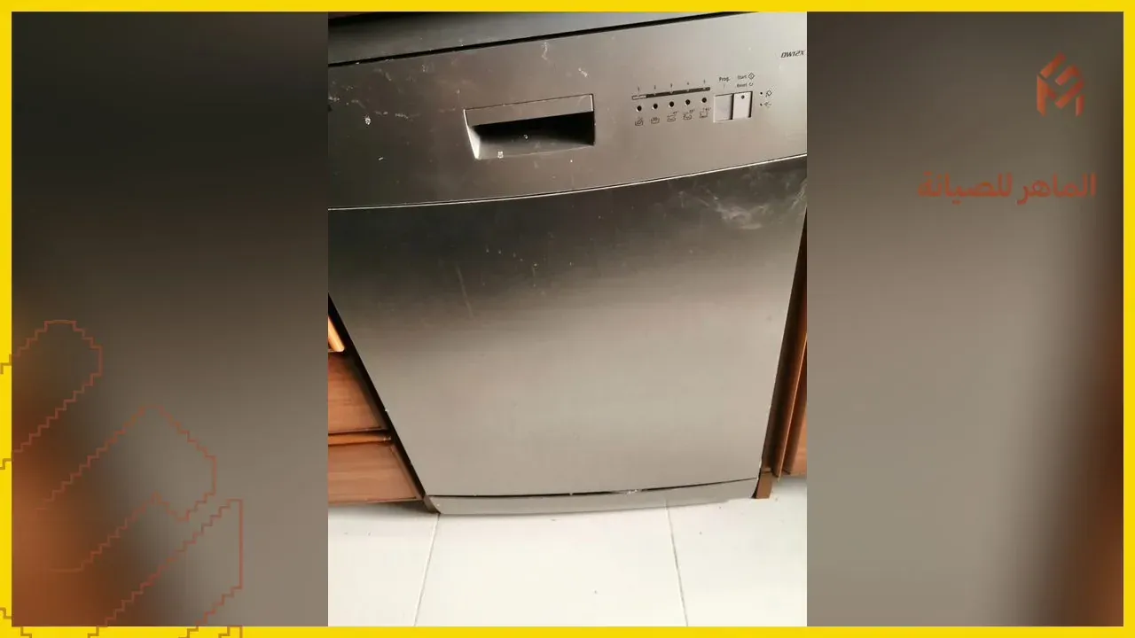 غسالة صحون قيد الفحص الفني في ورشة الماهر بمكة