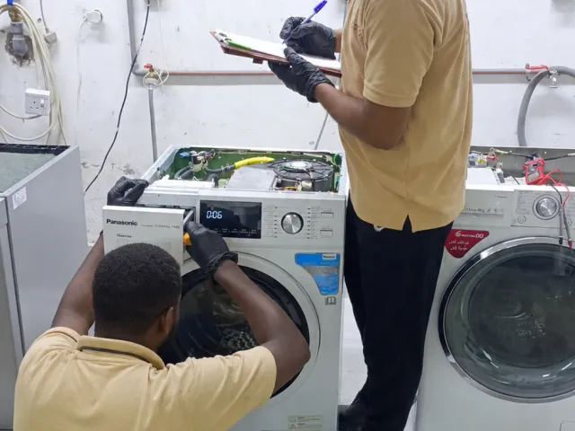 فحص لوحة تحكم غسالة باناسونيك داخل ورشة الماهر بمكة