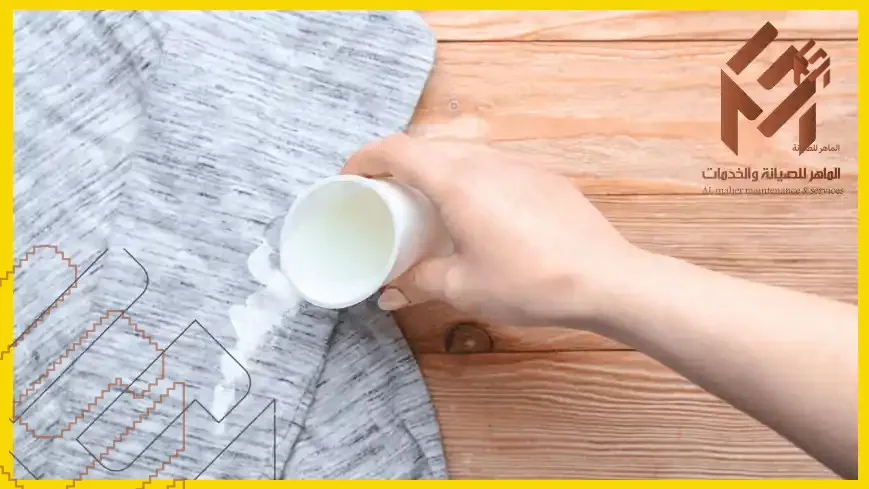 تنظيف بقع حبر من الملابس فوق حوض ماء