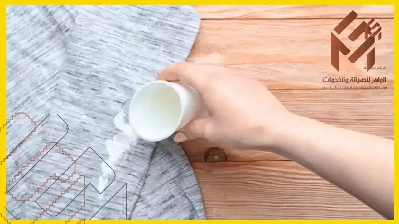 تنظيف بقع حبر من الملابس فوق حوض ماء