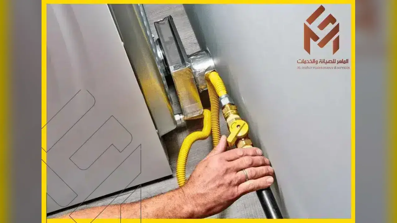 فني الماهر يفحص توصيلات مجفف الملابس أثناء أعمال التركيب في مكة