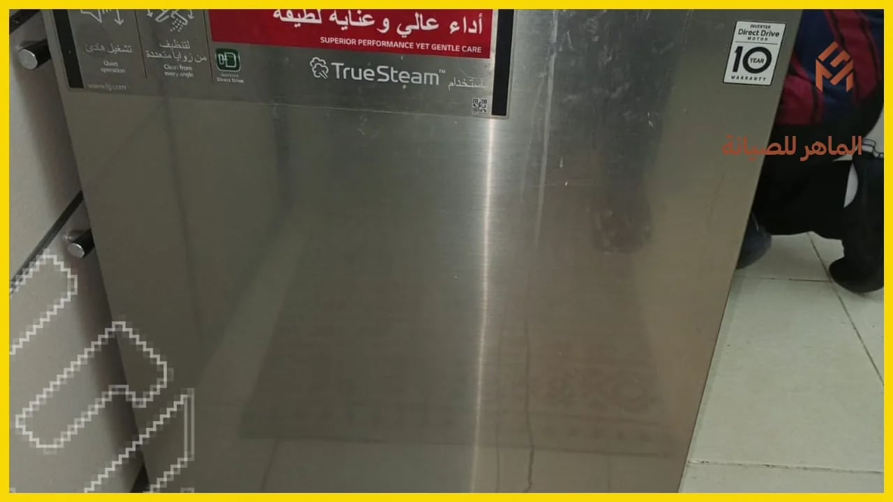 غسالة أطباق مفتوحة في مطبخ منزلي — دليل استخدام غسالة الأطباق