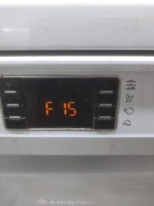 غسالة أريستون تعرض رمز خطأ F15 على الشاشة الرقمية.
